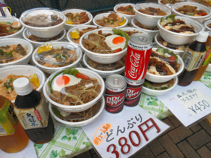 弁当以外にも、丼ものもあります