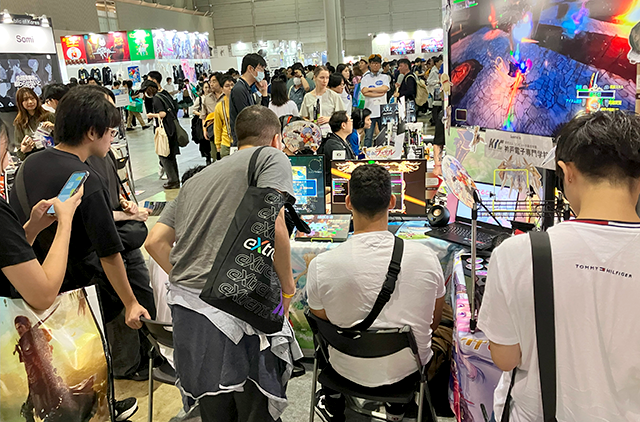 東京ゲームショウ2024のインディーゲームコーナー。国内外からの多くのゲームファンが楽しんでいます。